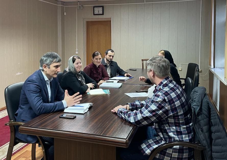Соцработники Махачкалы обсудили внедрение СДУ за гражданами пожилого возраста и инвалидами