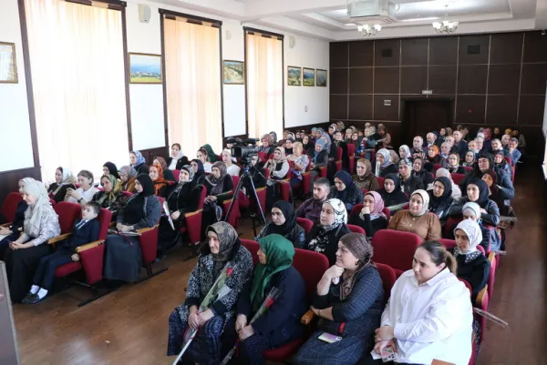 Торжественное мероприятие ко Дню матери провели в Казбековском районе