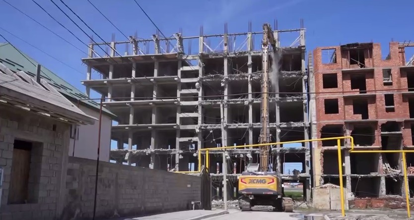 В Махачкале сносят незаконно построенный 7-этажный многоквартирный дом