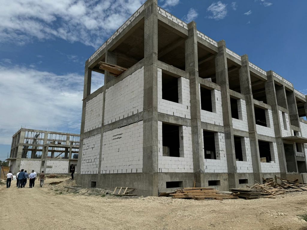 Единороссы проверили ход строительства новой школы в Карабудахкентском районе