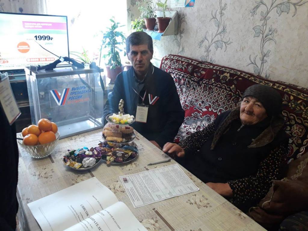 Мать генерал-лейтенанта Эседуллы Абачева проголосовала на выборах Президента РФ