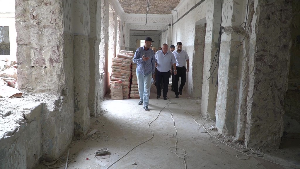 Борис Гонцов проверил ход капитального ремонта школы №2 в Каспийске