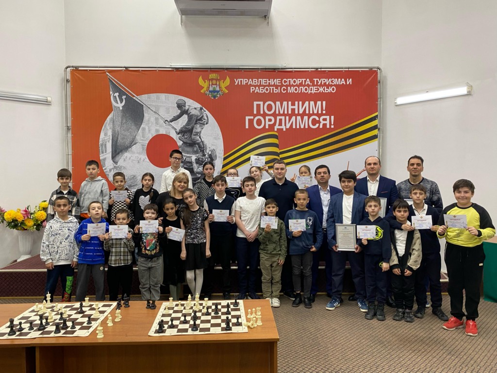 Депутат Артем Бичаев посетил шахматную школу Карпова в Махачкале