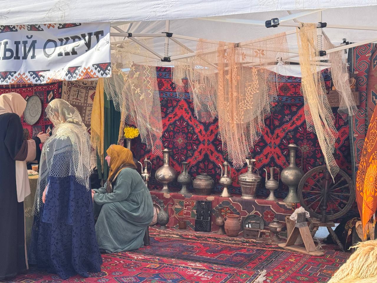 Национальные подворья развернули на Аллее героев-медиков в Махачкале