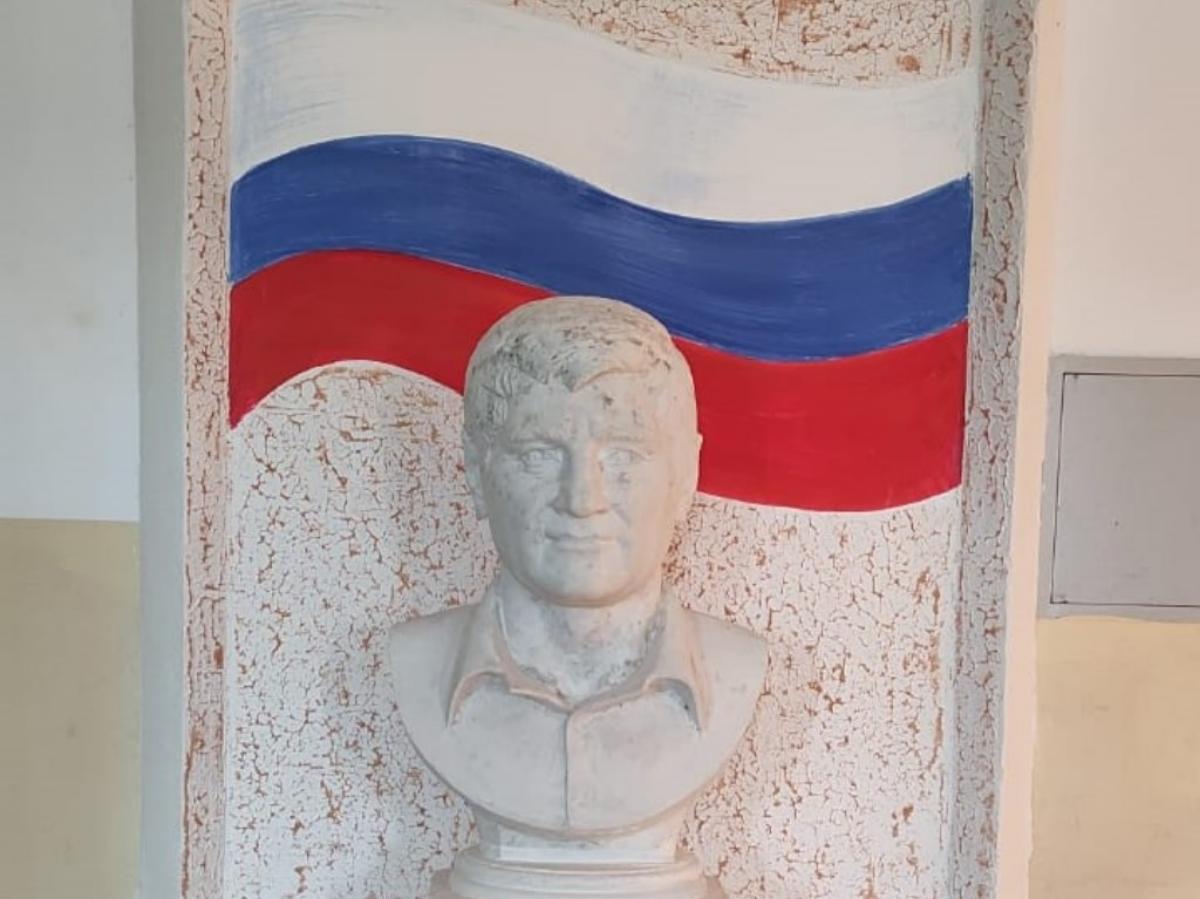 В Икринской школе-интернате открыли бюст Героя России Зейнудина Батманова