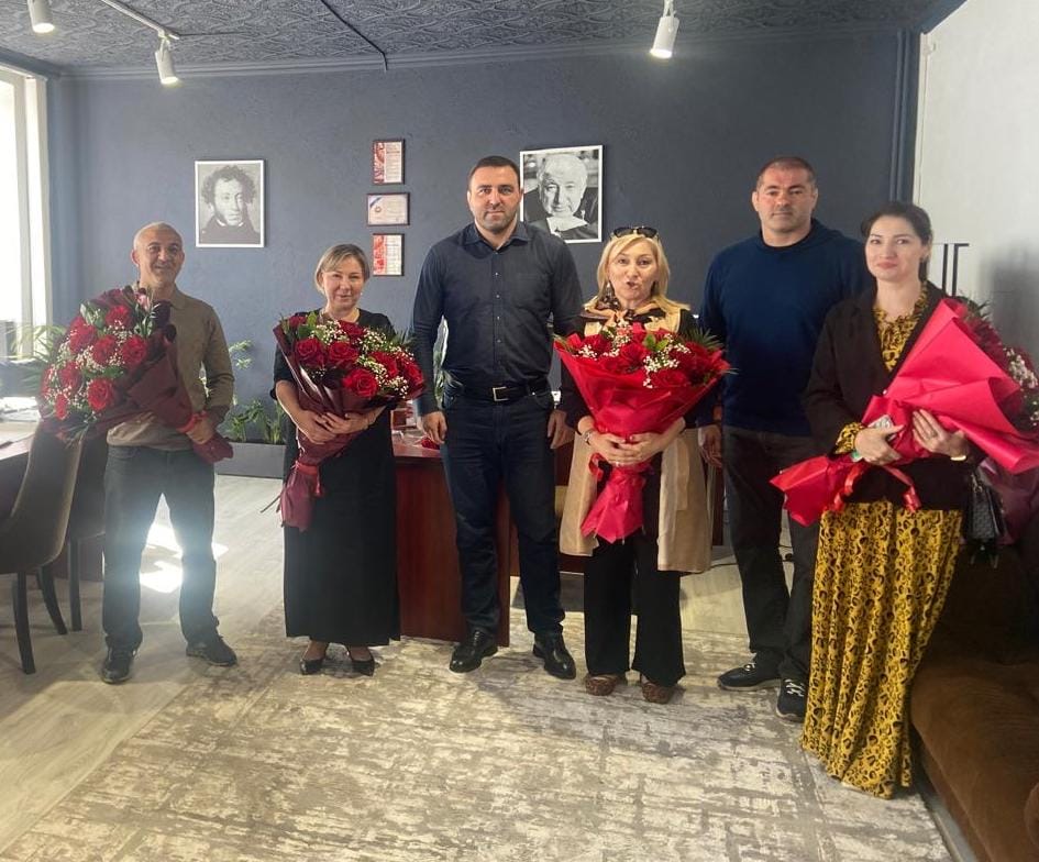 Депутат Имран Аваев поздравил своего учителя с профессиональным праздником