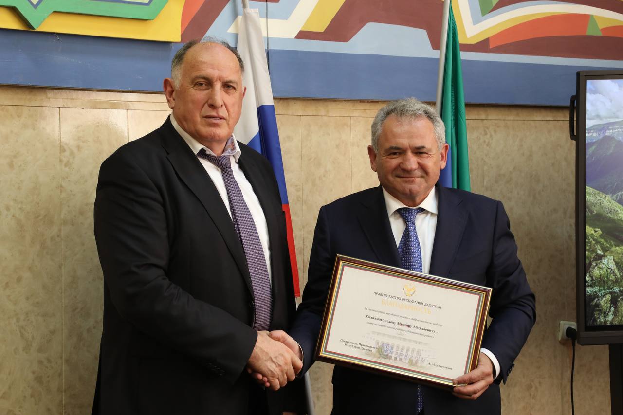 Абдулмуслим Абдулмуслимов вручил почетные грамоты и  благодарности главам четырех муниципалитетов