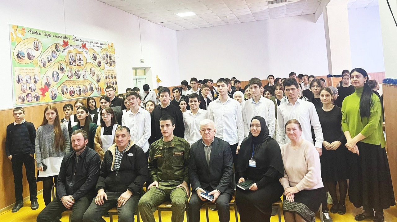 Школьники в Тарумовском районе встретились с участником СВО Камилем Гусейновым