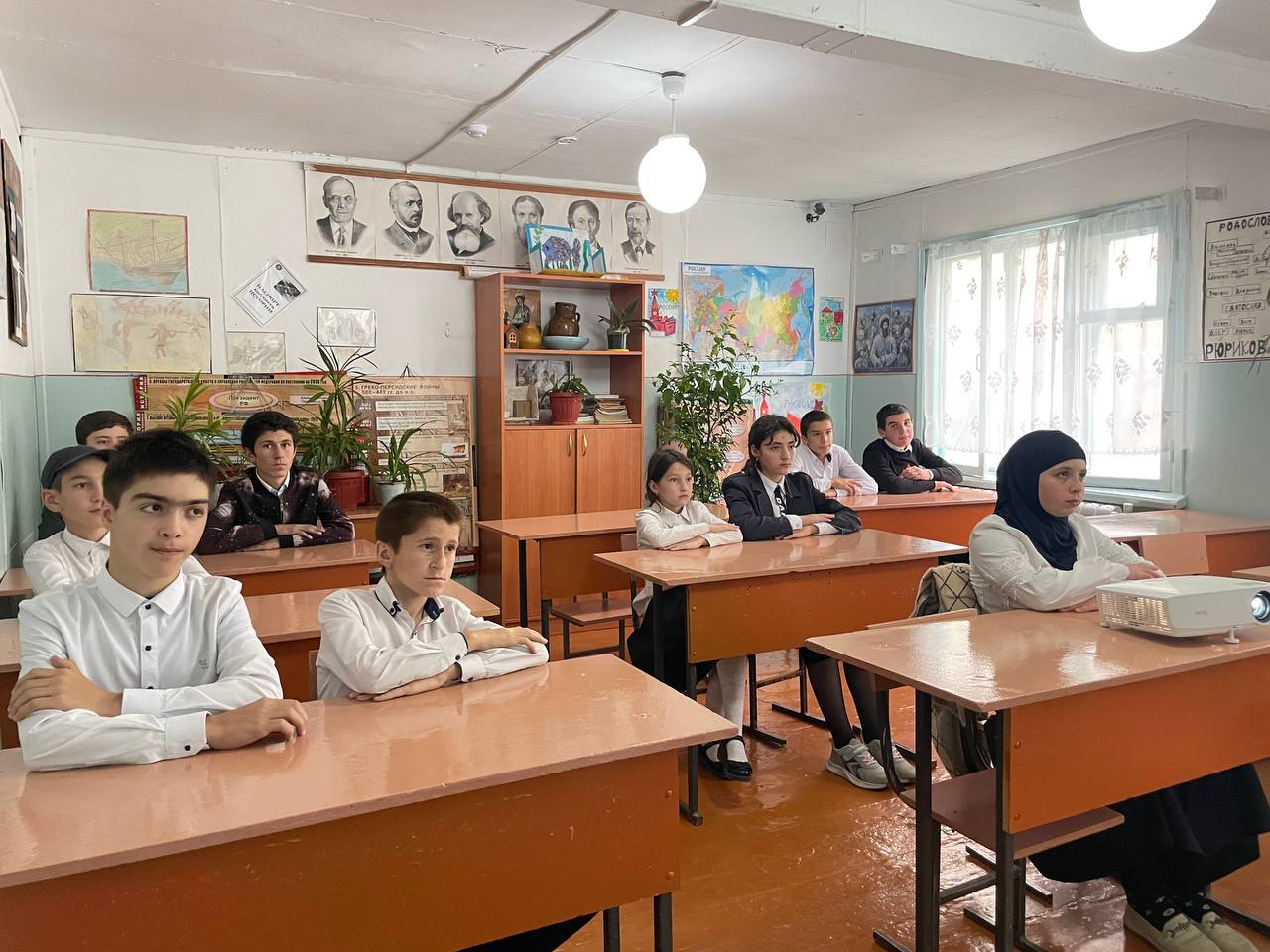 В школах Гергебильского района показали документальный фильм «Непокоренные. Дагестан-99»