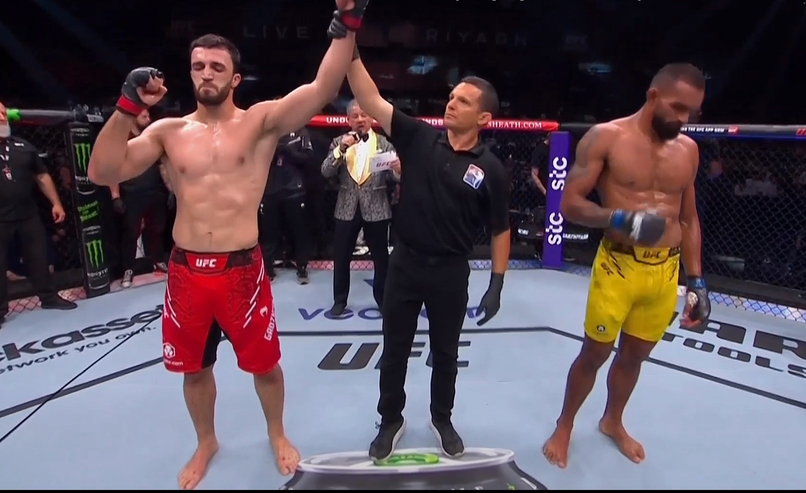 Магомед Гаджиясулов с победы дебютировал в UFC