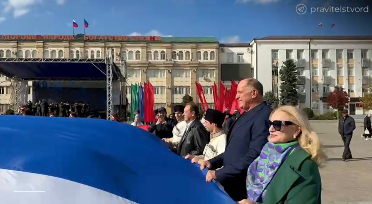 На площади Махачкалы развернули флаг России