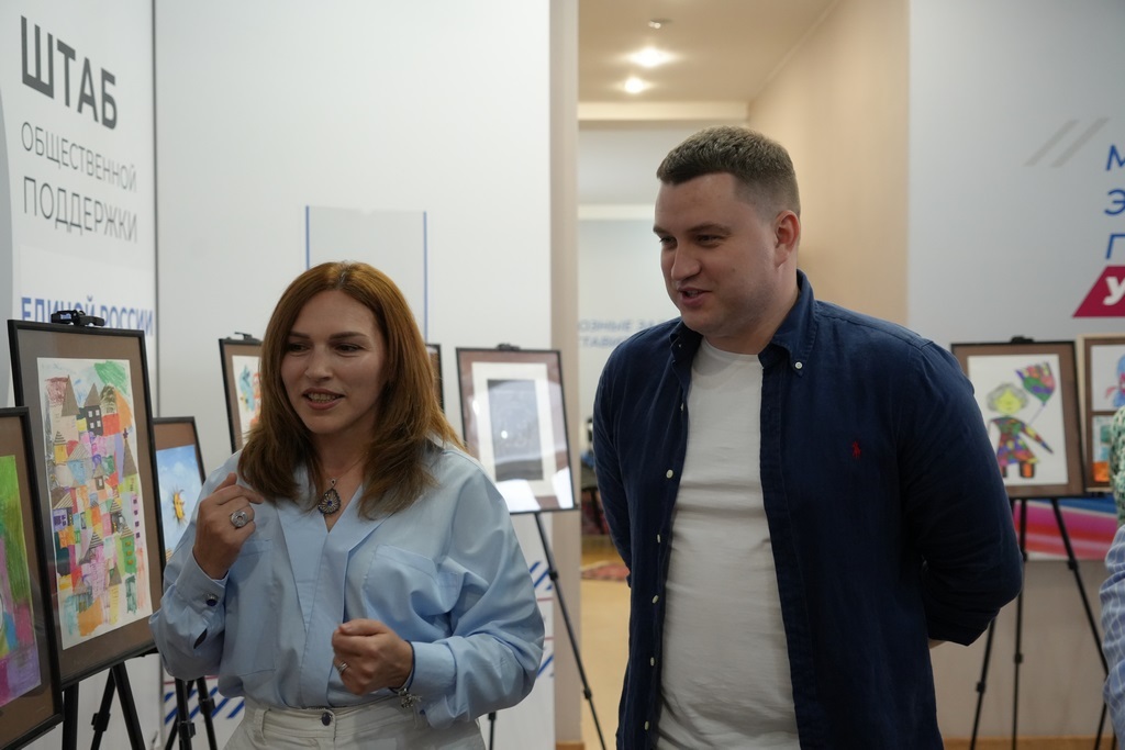 Артем Бичаев посетил Штаб общественной поддержки РД