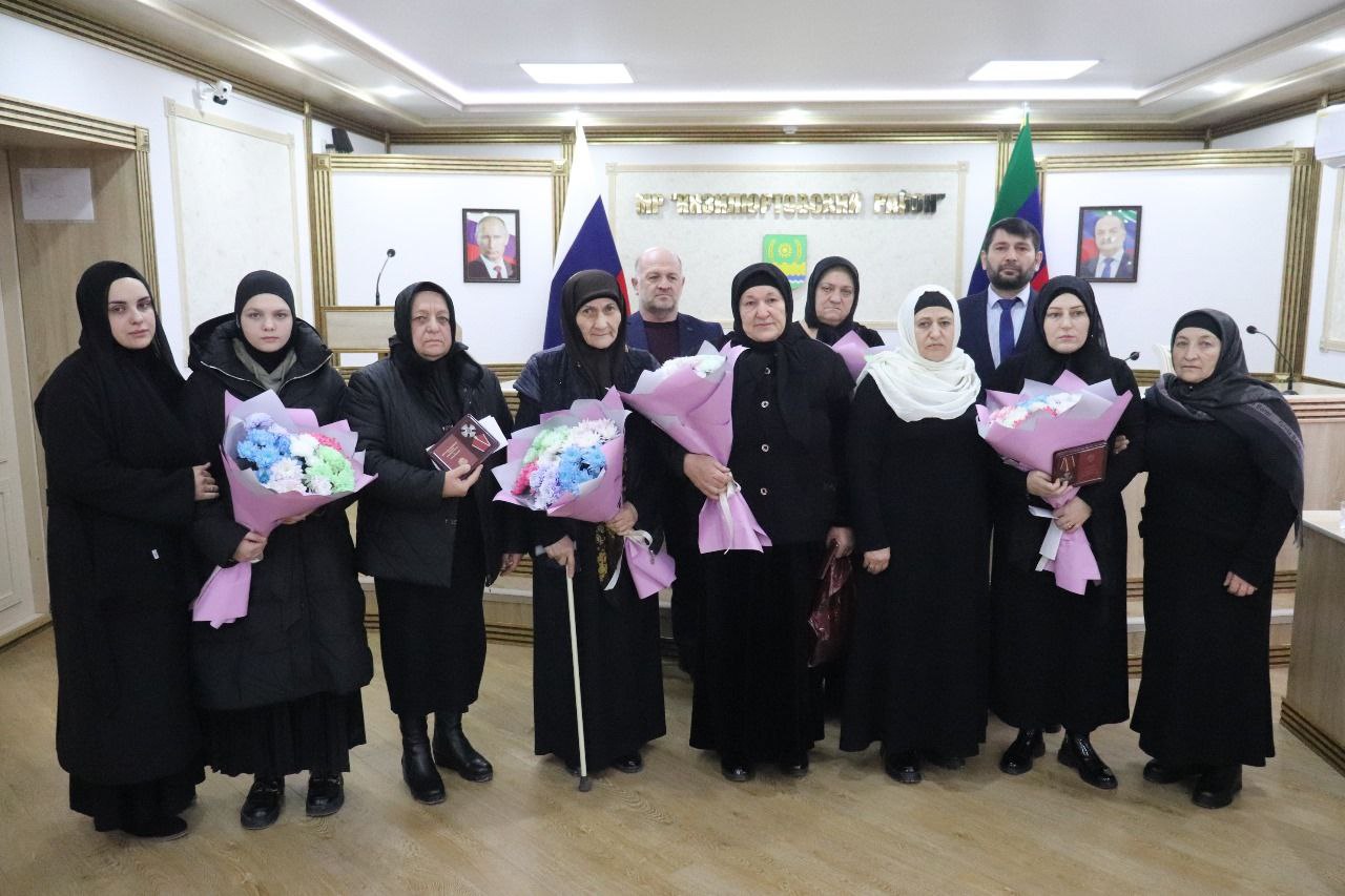 В Кизилюртовском районе семьям погибших военнослужащих вручили ордена Мужества