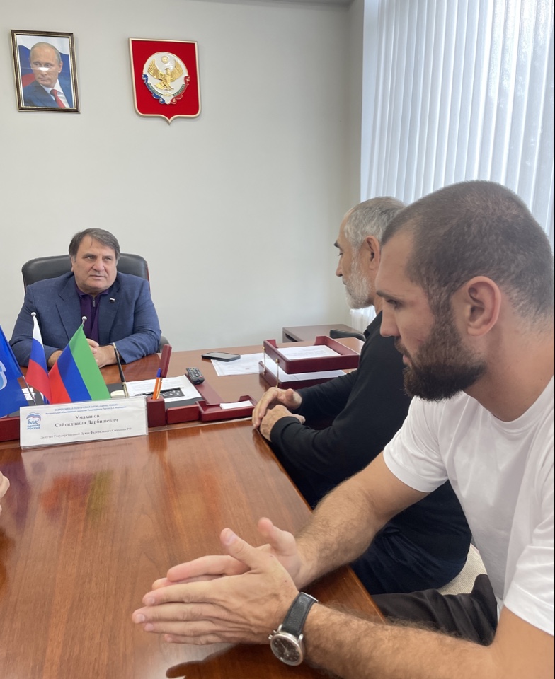 Депутат Госдумы РФ Сайгидпаша Умаханов выслушал обращения дагестанцев