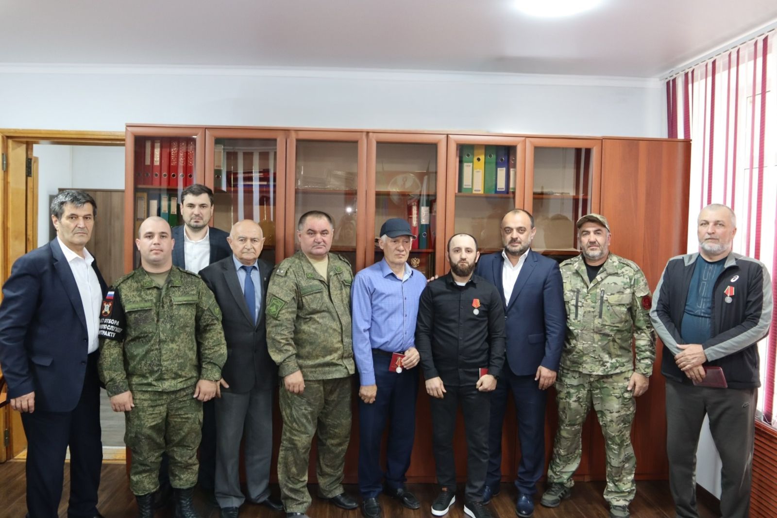 Глава Буйнакска Махач Абдулмуслимов вручил государственные награды землякам - трем участникам СВО