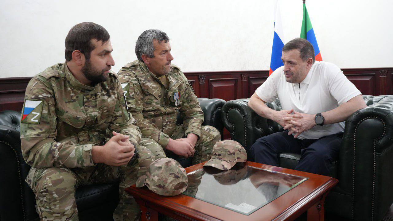 Глава Хасавюрта встретился с героями СВО Абдулкеримом Умаровым и Абакаром Гусейновым