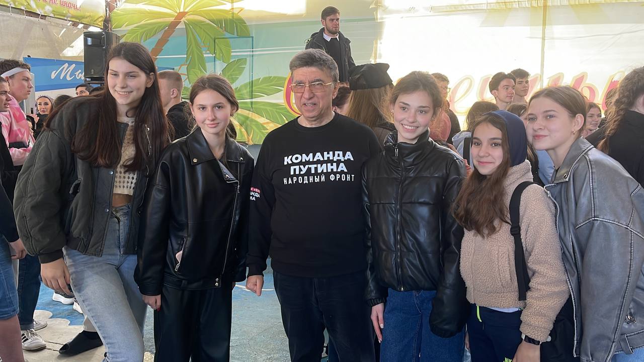 Артисты ансамбля «Лезгинка» посетили детей из Белгородской области