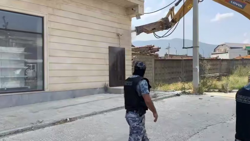 В южной части Махачкалы сносят незаконно построенное офисное здание