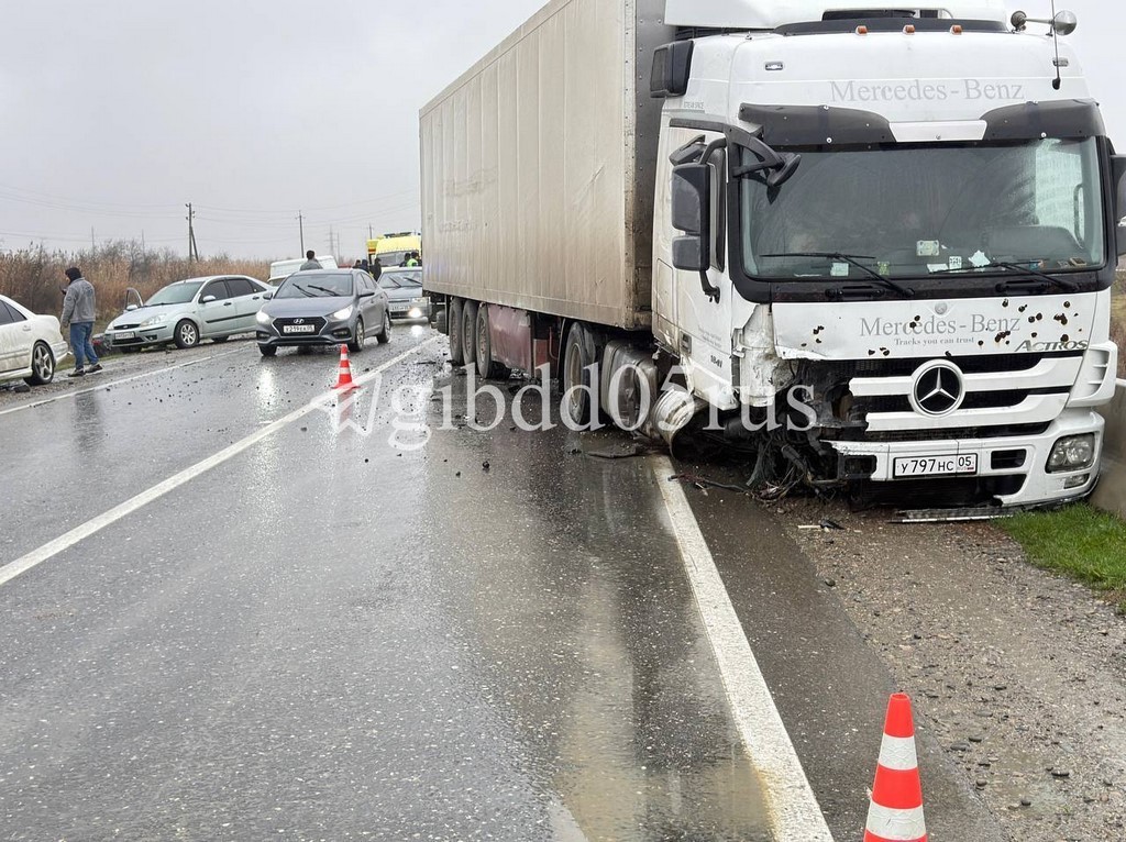 В Дагестане 44-летняя автоледи погибла в ДТП с грузовиком