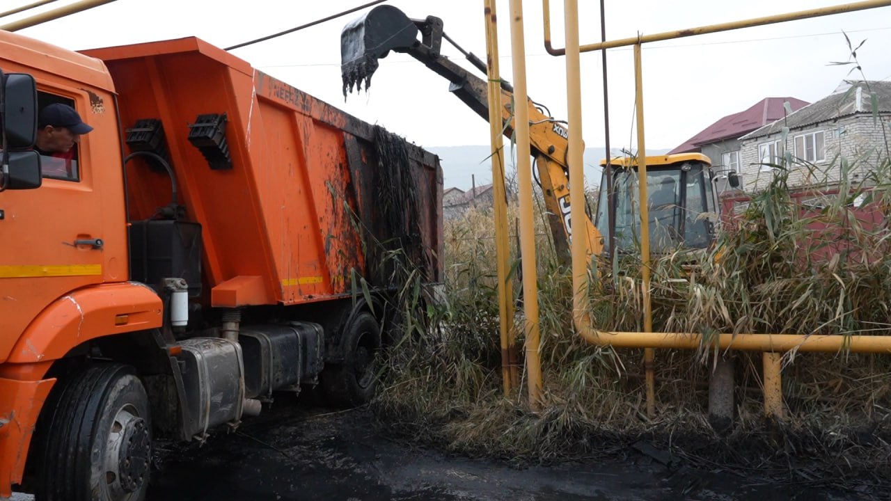 В Махачкале проводятся работы по очистке дренажных каналов