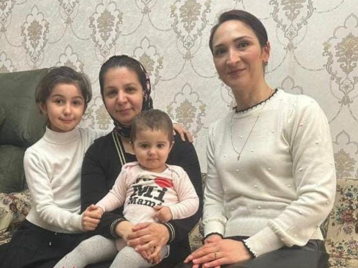 Соцработники посетили на дому многодетную семью участника СВО в Хасавюртовском районе