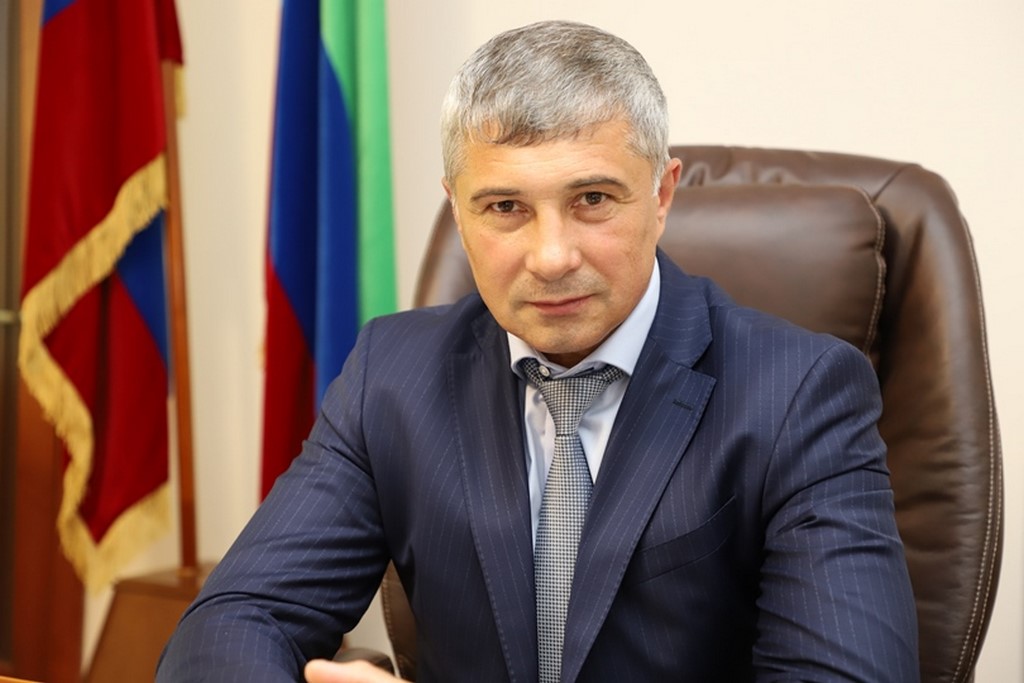 Глава Кизлярского района поздравил жителей с Днем семьи, любви и верности