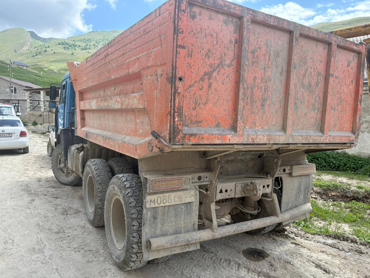 КамАЗ совершил наезд на 16-летнюю девушку в Дагестане