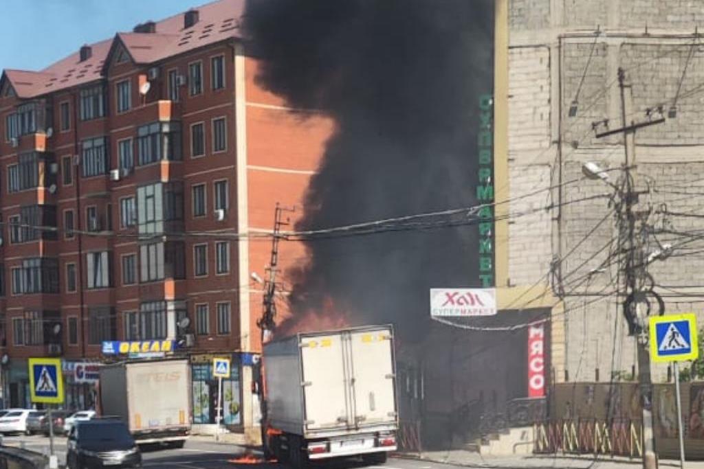В пригороде Махачкалы на дороге загорелся грузовик