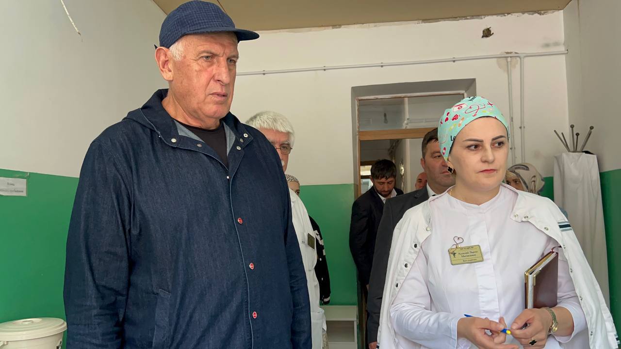 Абдулмуслим Абдулмуслимов посетил центральную больницу Бежтинского участка
