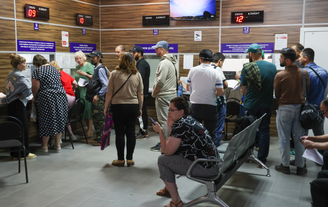 ГД приняла в I чтении введение миграционного режима высылки из РФ