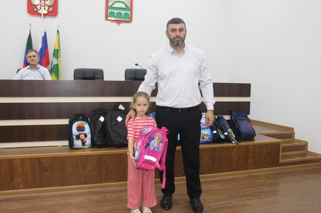 В Сулейман-Стальском районе поддержали акцию «Помоги собраться в школу»