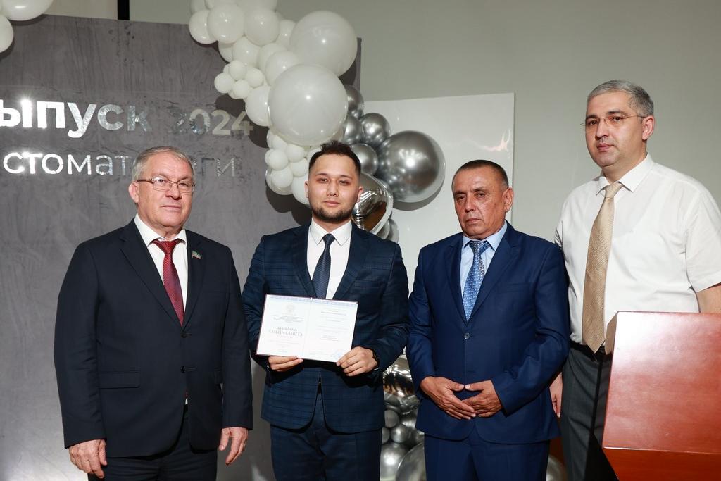 В ДГМУ состоялось вручение дипломов выпускникам стоматологического факультета