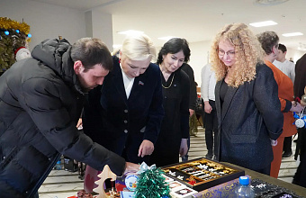 Депутаты Народного Собрания РД поддержали творчество детей на выставке-ярмарке «Новогодний калейдоскоп»