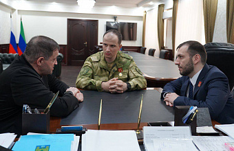 Глава Хасавюрта Корголи Корголиев встретился с участником СВО Багавдином Магомедовым