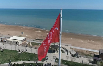 Десятиметровое Знамя Победы развернули в Дербенте