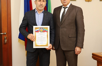 Глава Кизлярского района наградил руководителя сельского поселения Почетной грамотой