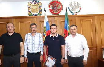 В администрации Гергебильского района прошла встреча с чемпионом мира по вольной борьбе Магомедом Идрисовым