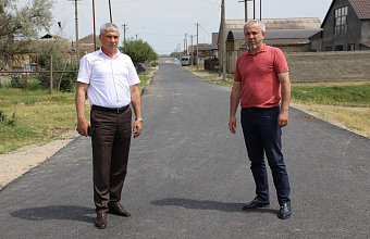 Глава Кизлярского района проинспектировал ход ремонтных работ на дорогах