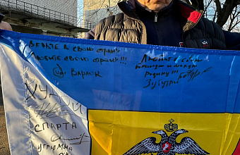 У Кизляра появилась уникальная реликвия – флаг с автографами героев СВО
