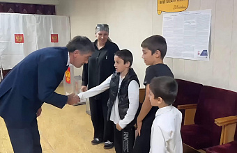 На избирательном участке в городе Буйнакске проголосовала многодетная семья