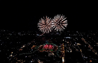 В Дербенте прошло фонтанное шоу в честь 80-летия Победы в Великой Отечественной войне