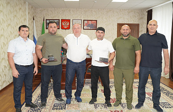 Глава Хасавюртовского района отметил благодарностью участников СВО