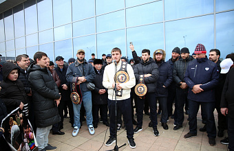 В аэропорту Махачкалы встретили чемпионов мира по боксу