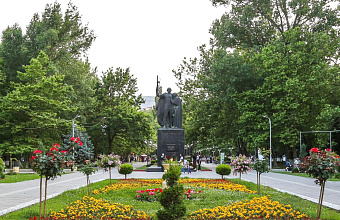 Сергей Меликов поручил разбить аллею из 80 деревьев в парке имени Ленинского комсомола Махачкалы в 80-ую годовщину Победы