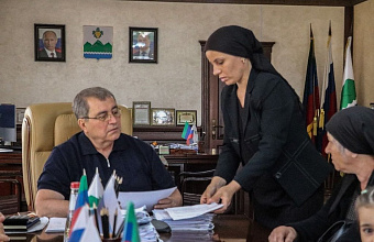 Глава Дербентского района оказал поддержку матери героически погибшего бойца