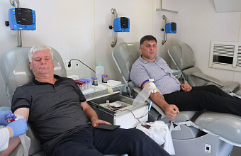 Глава Кизилюртовского района стал одним из первых доноров в акции «День донора