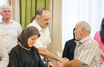 Глава Дагестана встрeтился с сeмьями воeннoслужащих