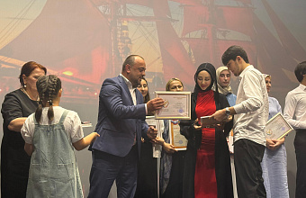 В Буйнакске чествовали выпускников-отличников 9-11 классов