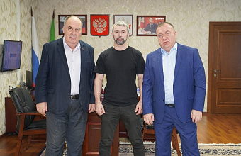 В администрации Хасавюртовского района прошла встреча с добровольцем батальона «Каспий» Абдурашидом Айбазовым