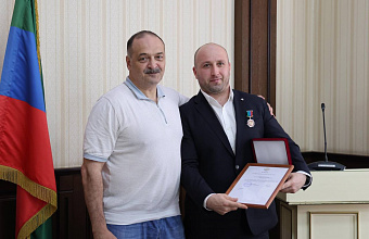 Сергей Меликов вручил офицеру из Дербента орден «За заслуги перед Республикой Дагестан»
